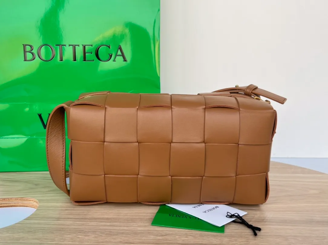 #B家 New model is coming! 709360 BRICK CASSETTE armpit bag, the traditional woven logo is instantly recognizable✅ Large grid weaving has always been fashionable, and the armpit bag is even more fashionable and foreign-style. Elegant big brick 🧱 Sheepskin material is light and comfortable, with a huge sense of capacity and space. Dark layer inside. Practical interior and fashionable appearance design. Durability and temperament coexist. Elegant big brick. Come and plant the same underarm bag from star Zhou Yutong! Dimensions: 28x14x10